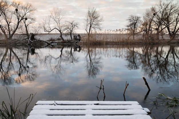 Paesaggio del fiume in inverno in Ucraina centrale