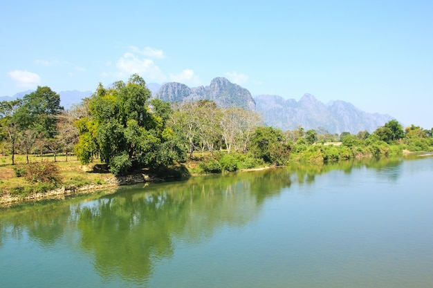 Paesaggio del fiume Song a Vang Vieng, Laos.