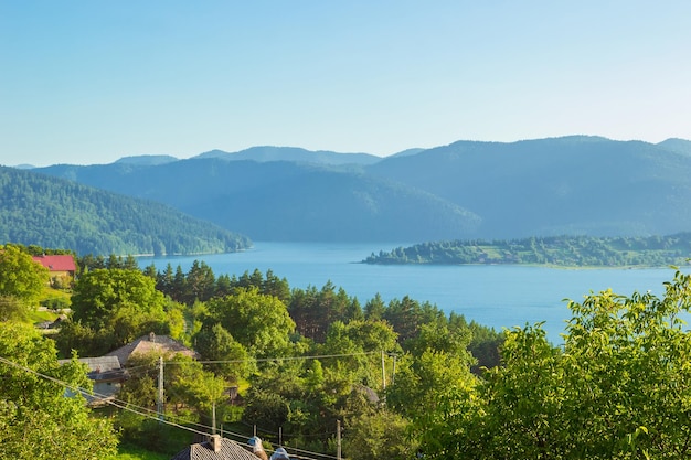 Paesaggio del lago Bicaz circondato da montagne in Romania