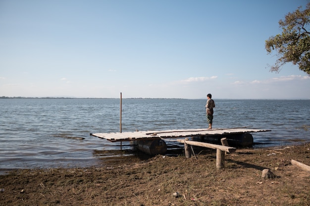 paesaggio del lago con pescatore