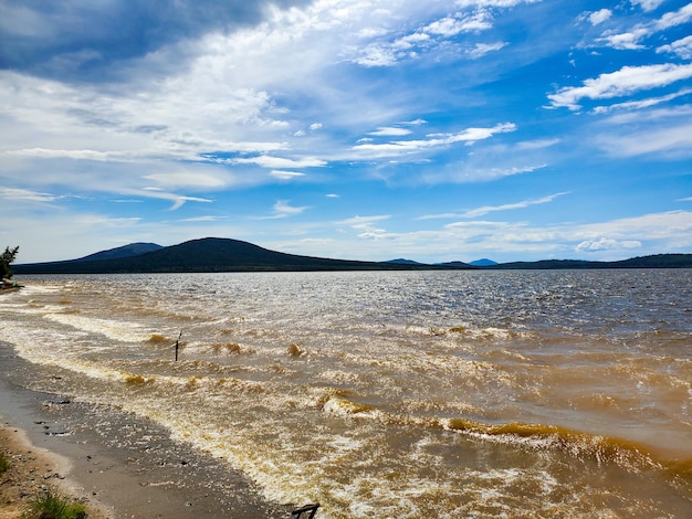 paesaggio del lago e del cielo blu