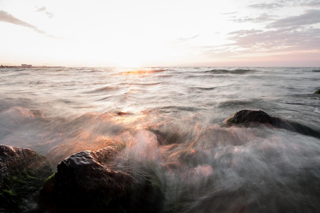 Paesaggio del mare su una lunga esposizione le onde imbrattate