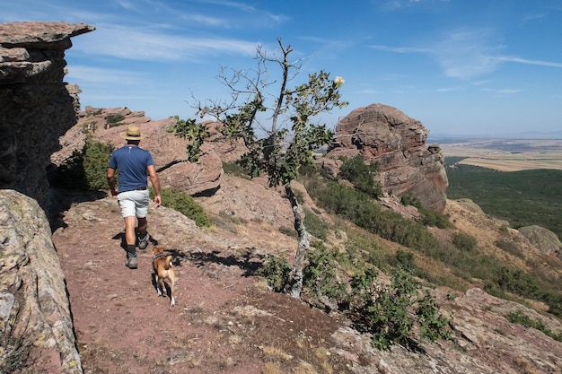 Paesaggio del monumento naturale della Sierra de Caldereros con un escursionista e il suo cane Guadalajara Spagna