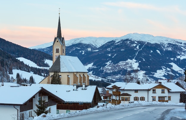 Paesaggio del paese di alba invernale di montagna (villaggio di Kartitsch nel distretto di Lienz in Osttirolo in Austria)