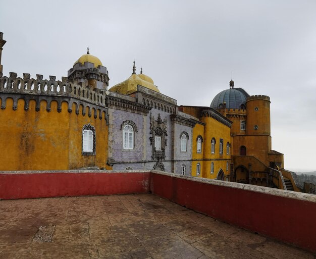 Paesaggio del Palazzo Pena a Sinta che costruisce un colorato castello da sogno in Portogallo