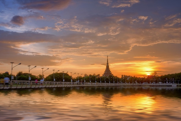 Paesaggio del ponte e del tempio del metallo nel tramonto