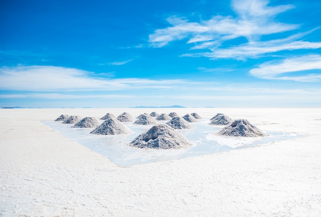 Paesaggio del sole di Salar de Uyuni in Bolivia