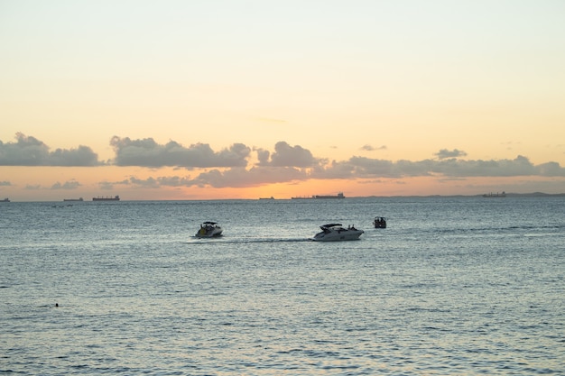 paesaggio del tramonto con barche e navi sullo sfondo