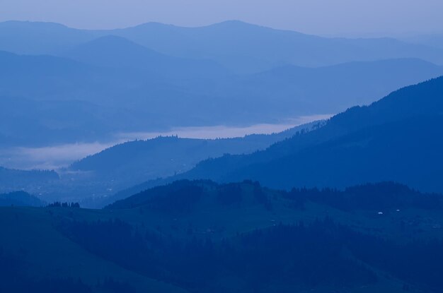 Paesaggio del tramonto estivo delle montagne dei Carpazi con colori blu, sfondo naturale