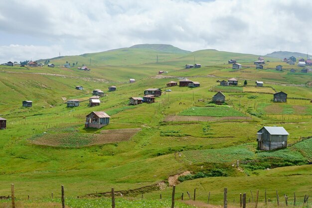 Paesaggio del villaggio di alta montagna in Georgia