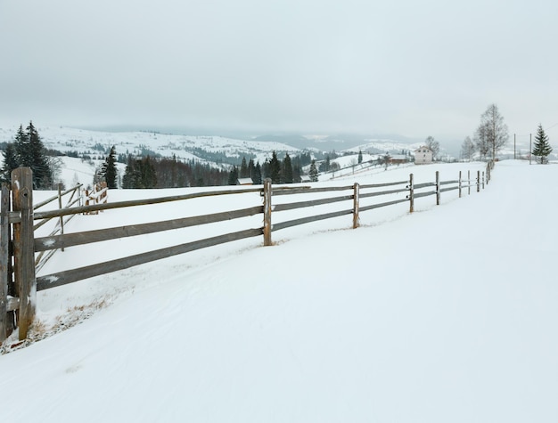 Paesaggio del villaggio di montagna di inverno di primo mattino