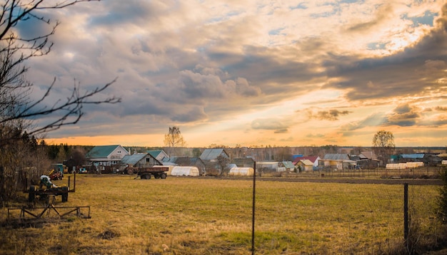 paesaggio del villaggio russo al tramonto