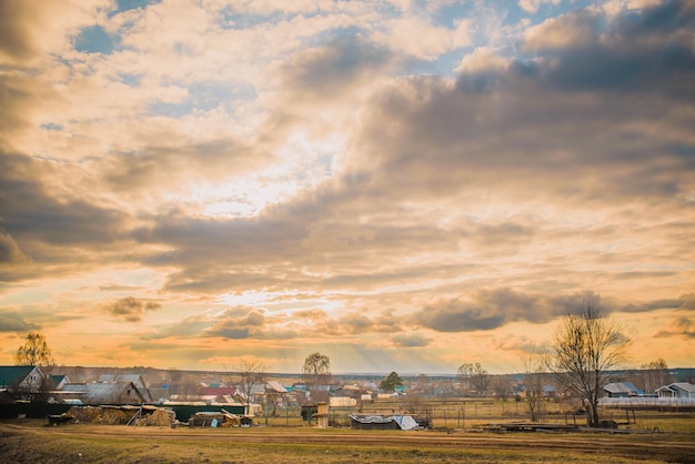 paesaggio del villaggio russo al tramonto