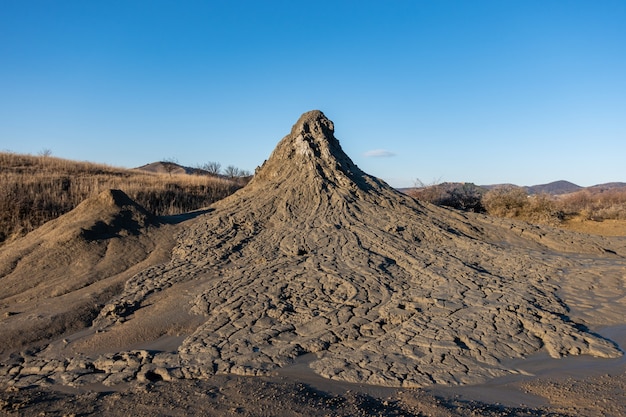 Paesaggio del vulcano di fango in Romania