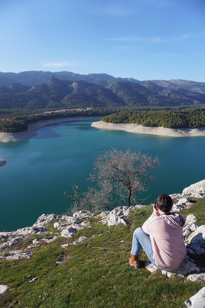 paesaggio dell'acqua del serbatoio a Pozo Alcon in jaen spagna con la ragazza