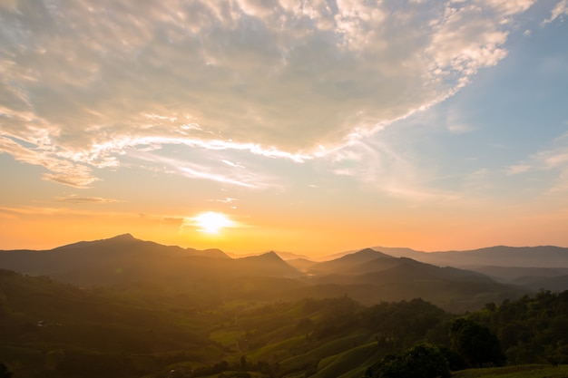 Paesaggio dell'alba in montagna vicino all'alloggio