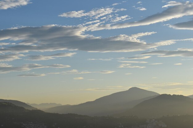 Paesaggio dell'alba in montagna