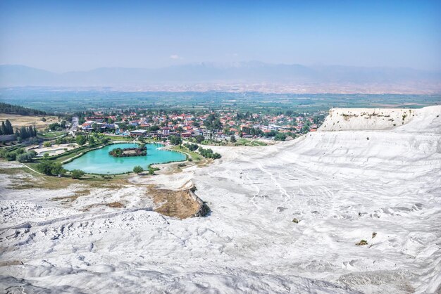 Paesaggio dell'antica città di Hierapolis e dei travertini della Montagna Bianca Pamukkale Turkiye