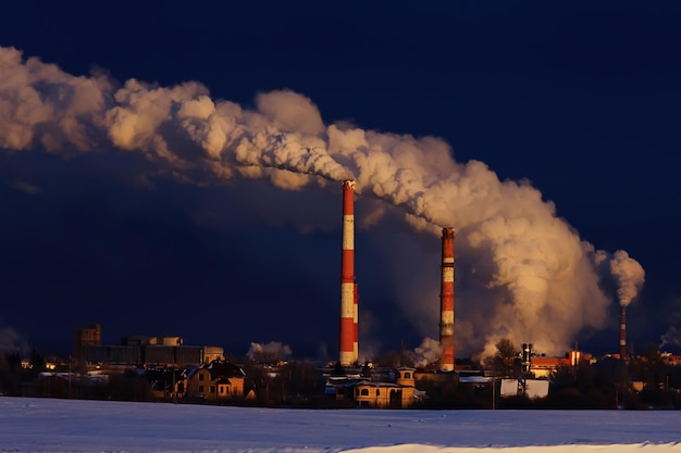 Paesaggio dell'industria del fumo della fabbrica di tubi