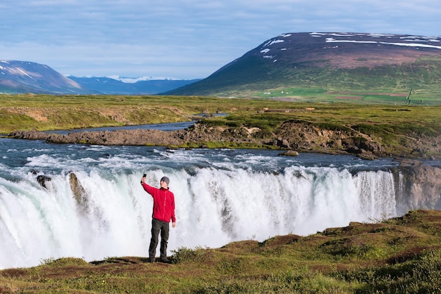 Paesaggio dell'Islanda con cascata Godafoss