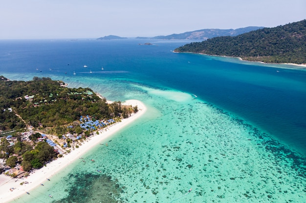 Paesaggio dell'isola di Lipe con la barriera corallina in mare tropicale in estate