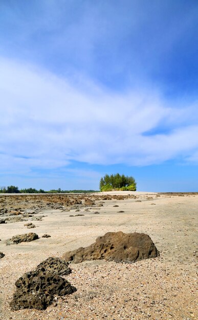 Paesaggio dell'isola rocciosa di Saint Martins del Bangladesh