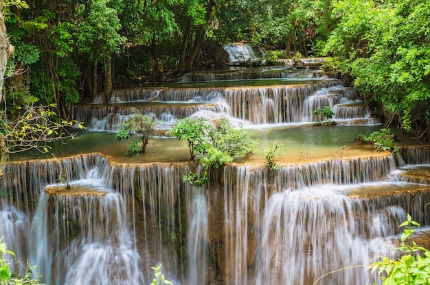 Paesaggio della cascata di Huai mae khamin Parco nazionale di Srinakarin a Kanchanaburi thailand. Cascata di Huai mae khamin quarto piano "Chatkaew"