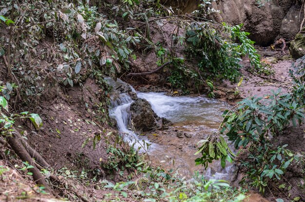 Paesaggio della cascata di Huai mae khamin Parco nazionale di Srinakarin a Kanchanaburi thailand. Cascata di Huai mae khamin quinto piano "Laichonlong"