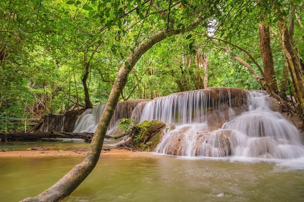 Paesaggio della cascata di Huai mae khamin Parco nazionale di Srinakarin a Kanchanaburi thailand. Cascata di Huai mae khamin sesto piano "Dong Phi Sue"