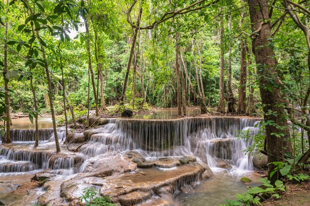 Paesaggio della cascata di Huai mae khamin Parco nazionale di Srinakarin a Kanchanaburi thailand. Cascata di Huai mae khamin sesto piano "Dong Phi Sue"