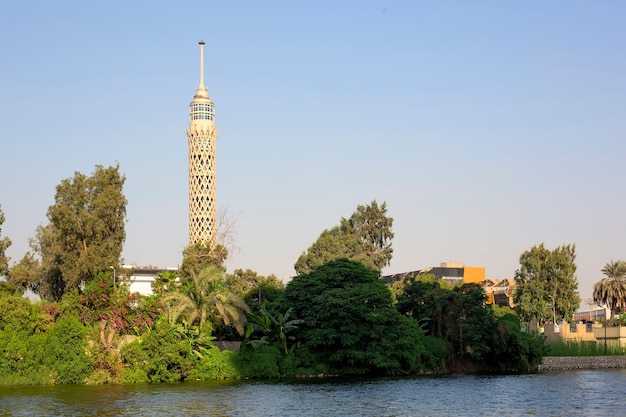 Paesaggio della città del Cairo con la famosa torre e il fiume Nilo