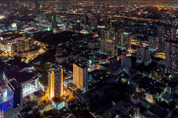 Paesaggio della città di Bangkok. Vista notturna di Bangkok nel quartiere degli affari. al crepuscolo..