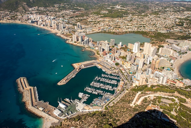 Paesaggio della città di Calpe dall'alto del parco naturale del Peñon de Ifach.