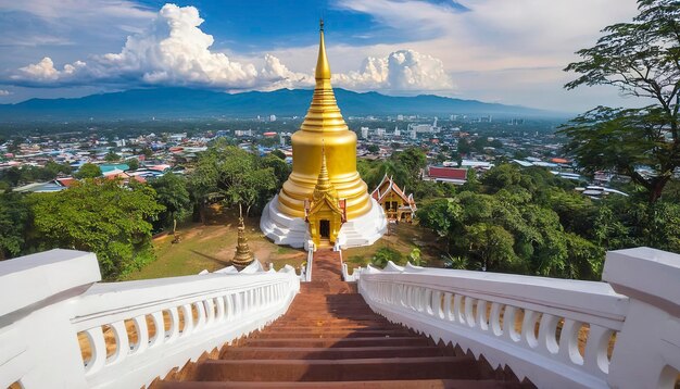 Paesaggio della città di Chiang Mai con la scala del tempio di Wat Phra That Doi Kham e il cielo fresco