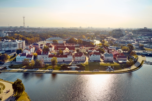 Paesaggio della città di Minsk in estate, Bielorussia. Vista aerea di Nemiga. Vista della Traetskae Pradmestse (Sobborgo della Trinità)