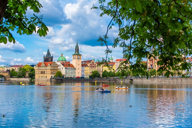 paesaggio della città di Praga vista dal fiume Moldava sull'architettura antica della città.