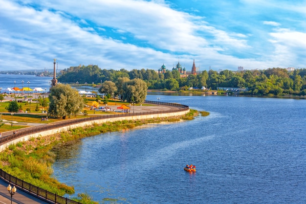 Paesaggio della città di Yaroslavl alla confluenza dei fiumi Volga e Kotorosl