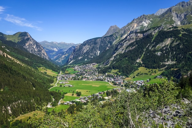 Paesaggio della città e delle montagne di Pralognan la Vanoise nelle alpi francesi