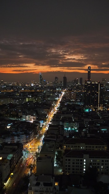 Paesaggio della città moderna nella notte Bangkok Tailandia