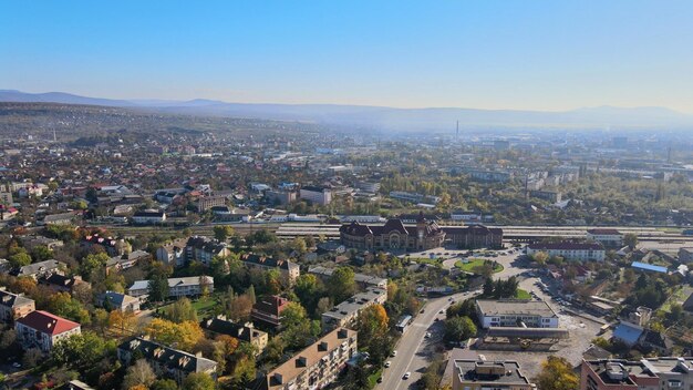 Paesaggio della città vecchia della stazione ferroviaria di Uzhgorod con i tetti delle case a zakarpattya ucraina