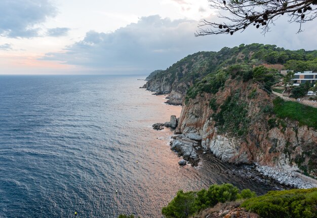 Paesaggio della costa al tramonto