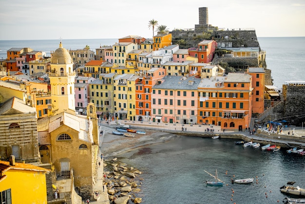 Paesaggio della costa con il villaggio di vernazza in italia