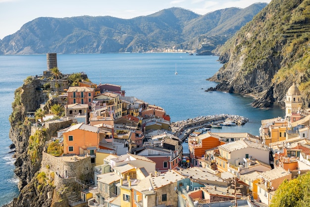 Paesaggio della costa con il villaggio di vernazza in italia