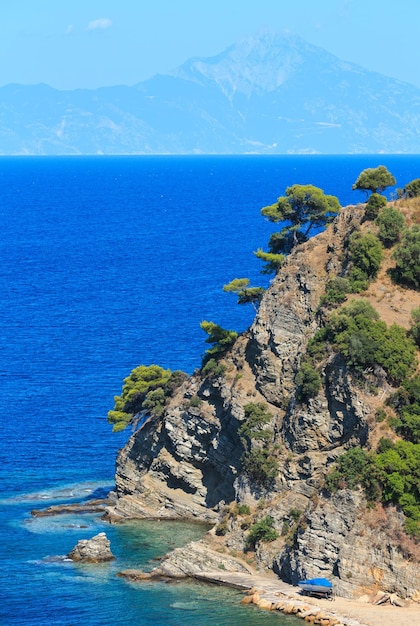 Paesaggio della costa del Mar Egeo con il Monte Athos nella nebbia (Calcidica, Grecia).