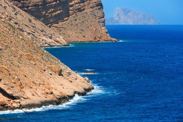 Paesaggio della costa del Mar Mediterraneo estivo vicino alla città di Benidorm (Costa Blanca, Alicante, Spagna).