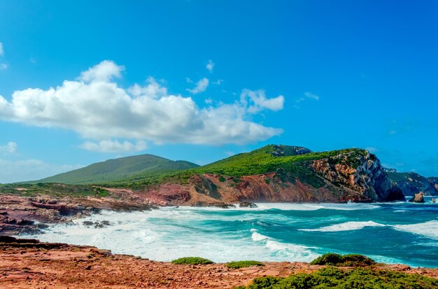 Paesaggio della costa del porticciolo in una giornata ventosa