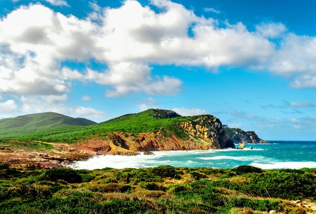 Paesaggio della costa del porticciolo in una giornata ventosa