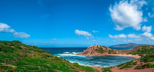 Paesaggio della costa del porticciolo in una giornata ventosa