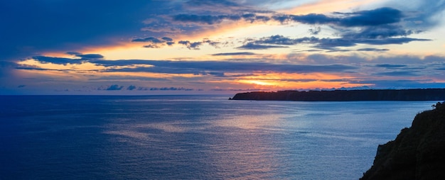 Paesaggio della costa del tramonto sull'Oceano Atlantico (vicino a Luarca, Asturie, baia di Biscaglia, Spagna). Immagine del punto di due colpi.