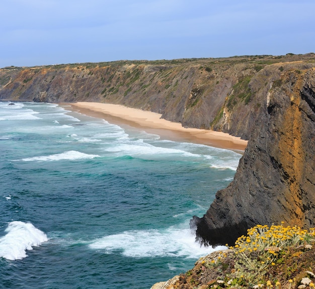 Paesaggio della costa dell'Oceano Atlantico estivo con spiaggia sabbiosa (Aljezur, Algarve, Portogallo).